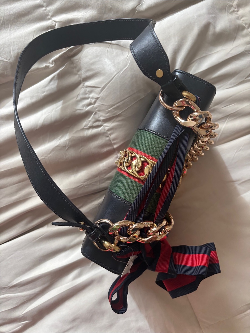 Gucci Sylvie Black Leather Shoulder Bag with Gold Chain and Red-Green Accent - Picture 4 of 17